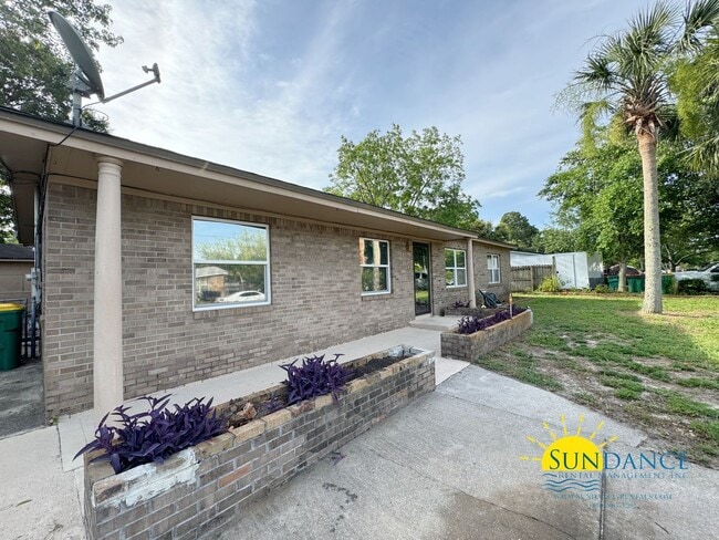 Building Photo - Charming 4-Bedroom Home in Fantastic Neigh...