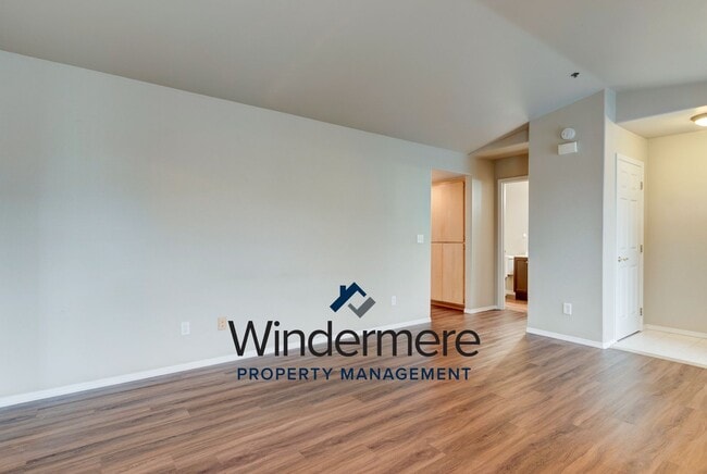 Building Photo - 2 Bed + Den/Office  2 Bath Condo W/S/G Inc...