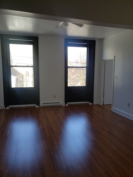 Building Photo - 53 Ten Broeck St