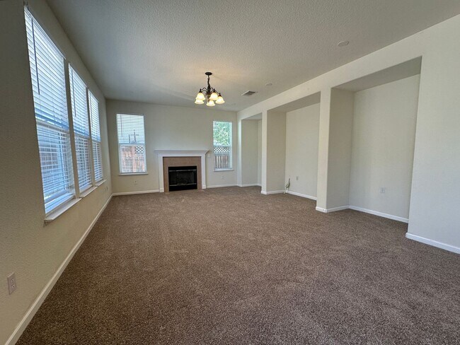 Building Photo - Gorgeous 3 Bed / 2.5 Bath Home in Desirabl...