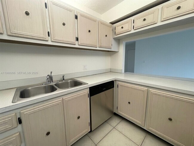 Building Photo - 9441 Live Oak Pl