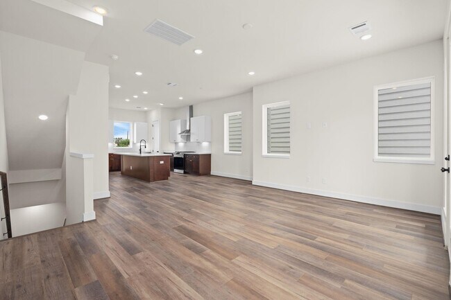 Building Photo - 3905 B Pinemont Dr