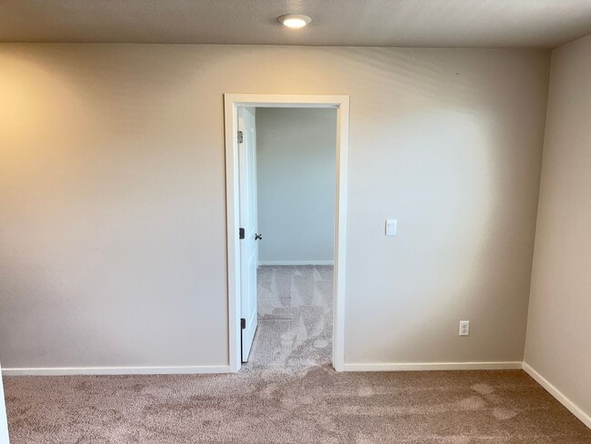 Building Photo - Newer 3 bedroom 2.5 bathroom house!