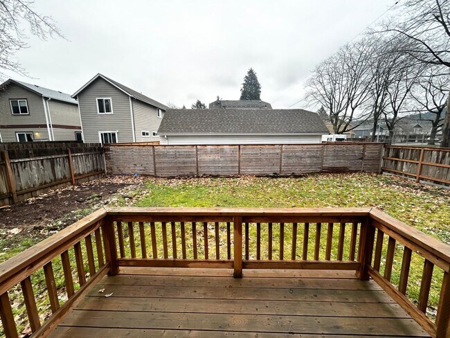 Building Photo - 3 Bedroom SE Portland Home!