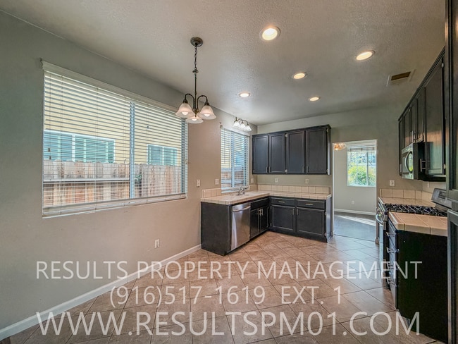 Building Photo - Lovely 4 Bedroom Home in Great Neighborhood