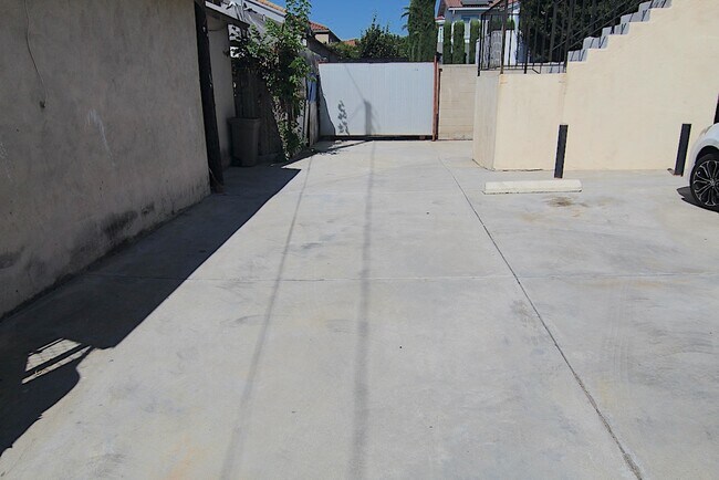 Building Photo - 3345 Del Mar Ave