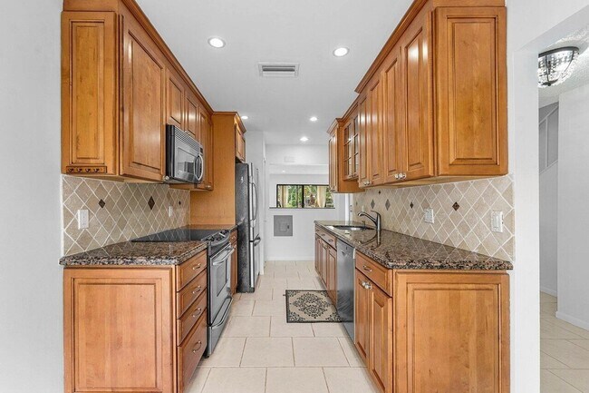 Building Photo - 8566 Casa Del Lago