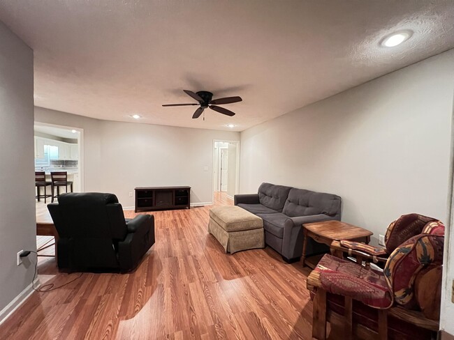 Building Photo - 671 Jenny St