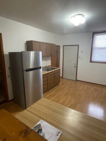 Kitchen - 3153 S Emerald Ave