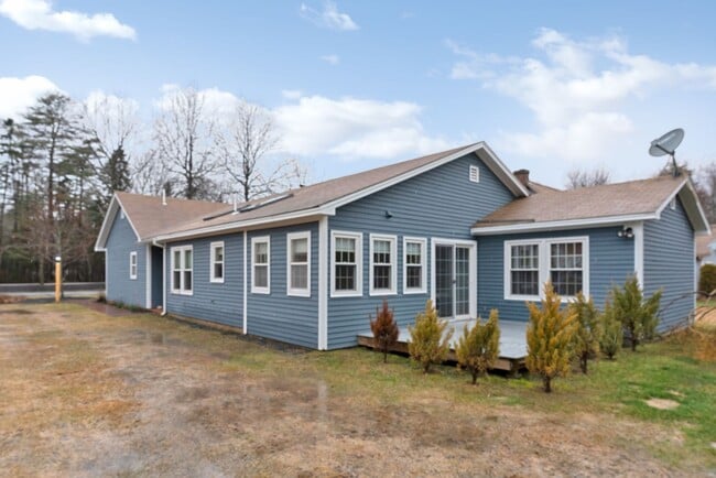 Building Photo - Charming Single Family Home offering  3-be...
