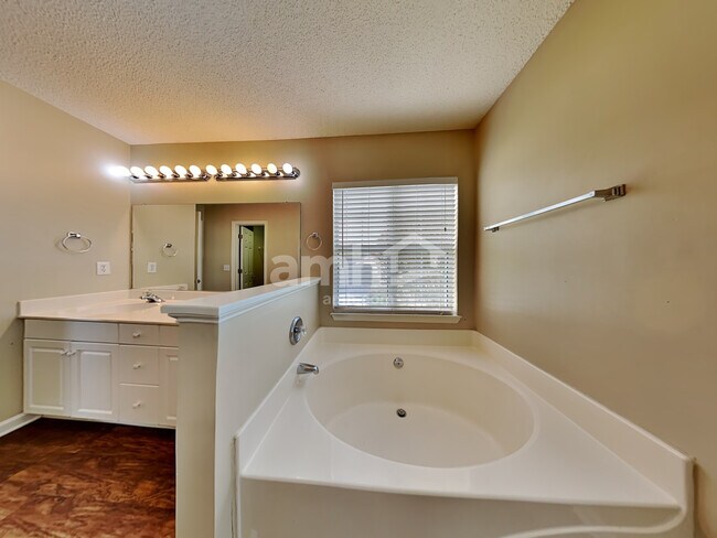 Building Photo - 104 Creekside Drive