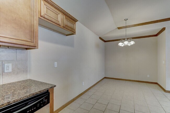 Building Photo - $350 Off First Month's Rent Move In Special!! Duplex in Yukon, Available Now!