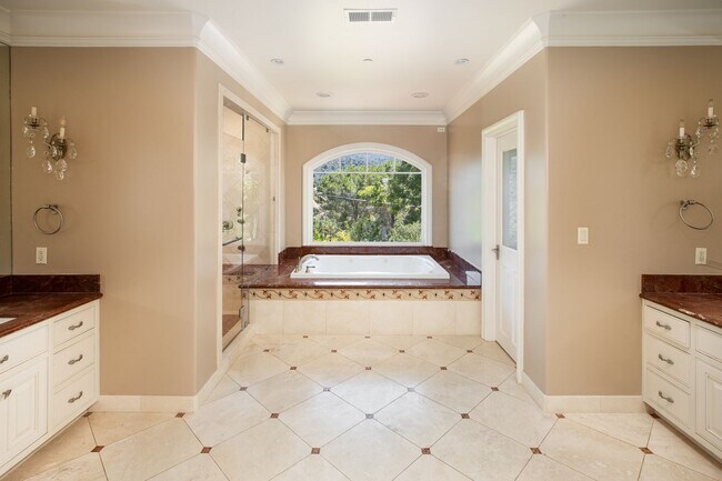 Building Photo - Amazing home, with incomparable views and privacy, but close in convenience!