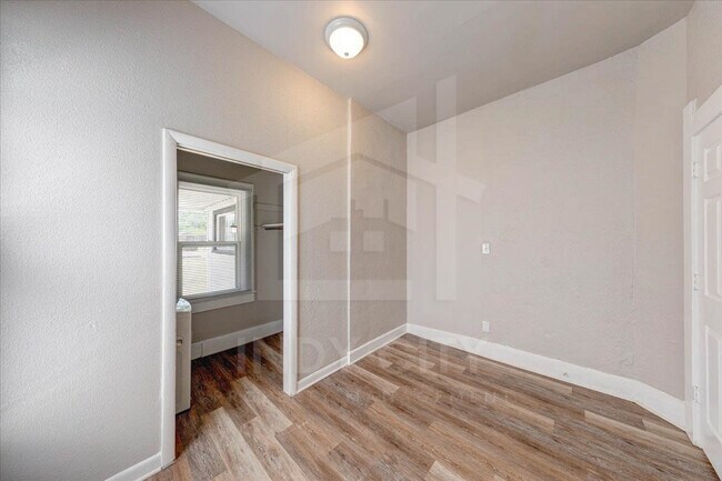 Building Photo - 1106 S Reisner St