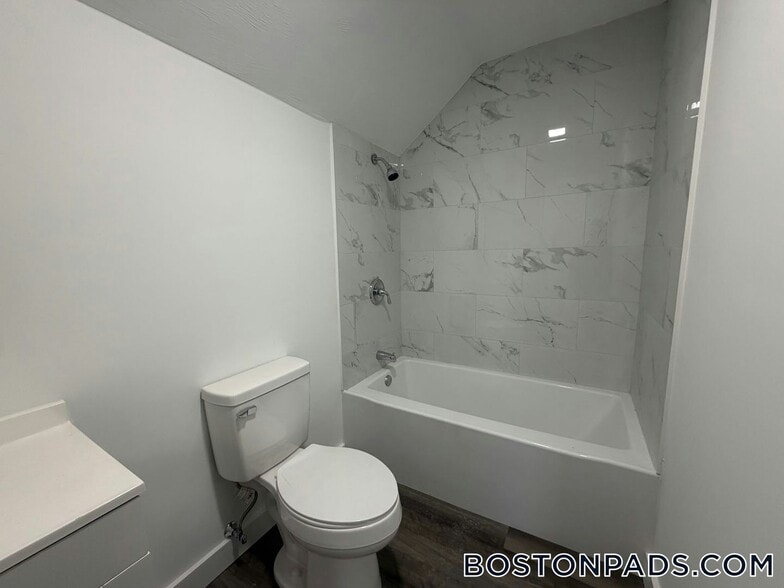 Building Photo - 197 S Main St