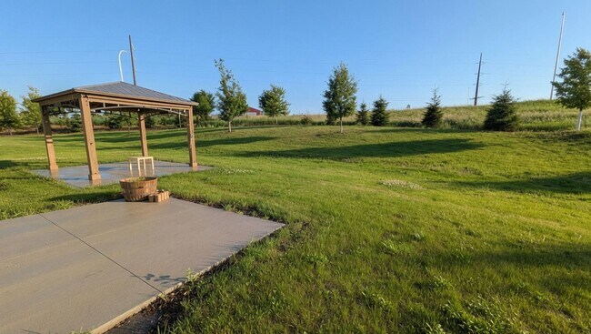 Building Photo - Amazing updated Chaska 4 bedroom home!