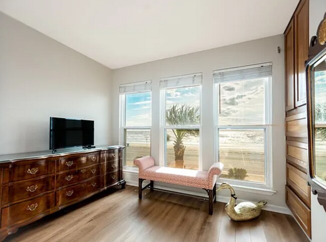 Building Photo - 8316 Seawall Blvd