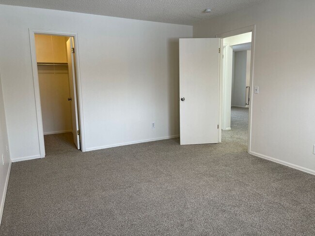 Building Photo - 3 bed 2 bath home on HUGE LOT!