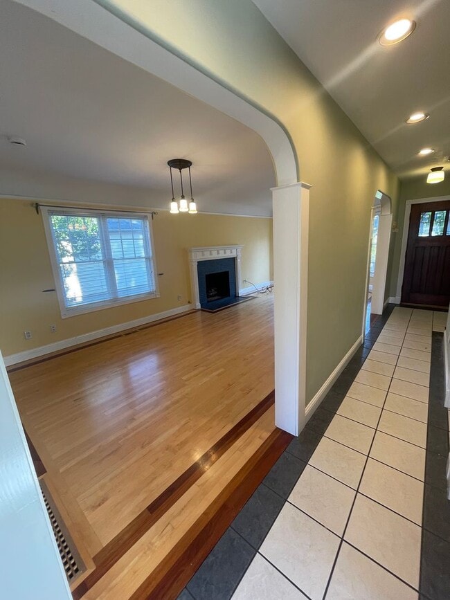 Building Photo - Stunning 3 bedroom/ 2 bath Victorian 2 sto...