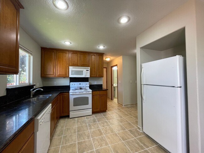 Building Photo - Bright 3 Bedroom 2.5 Bathroom House ~ Wash...