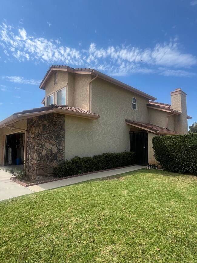 Building Photo - 613 Santa Paula St