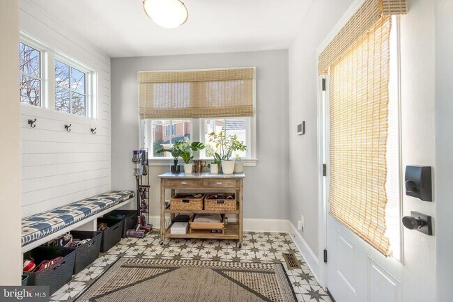 Building Photo - 323 S West St