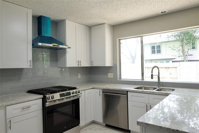 Building Photo - 3418 Green Fields Dr
