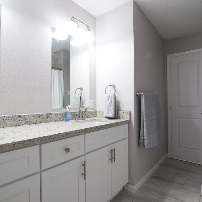 Building Photo - 3629 Venice Dr