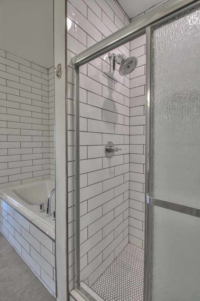 Building Photo - 1319B Pillow St