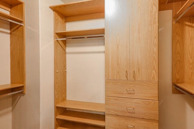 Building Photo - 4 Bedroom, Queens Ridge Guard Gated Commun...