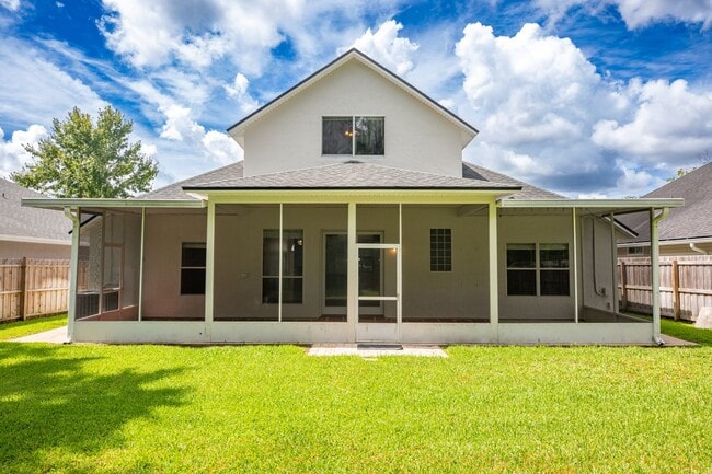 Building Photo - Stunning home in desirable neighborhood