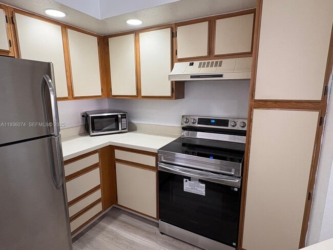 Building Photo - 3350 Pinewalk Dr N