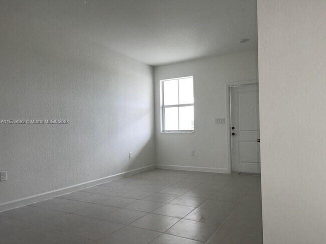Building Photo - 2682 SE 11th Ct