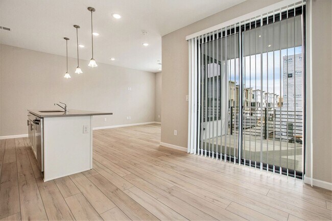 Building Photo - Beautiful 2 Bed 2 1/2 Townhome in Virginia Village