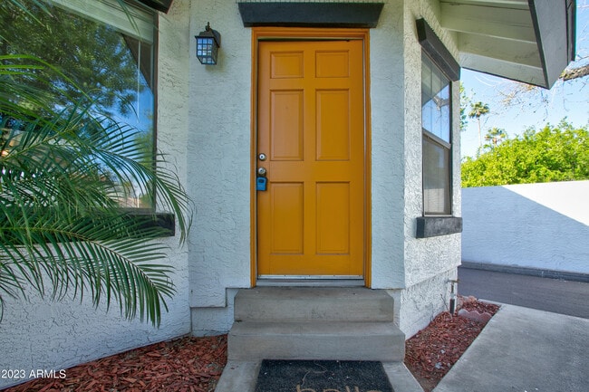 Building Photo - 2215 W Augusta Ave