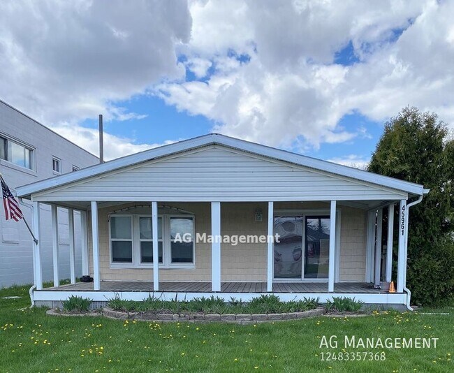 Primary Photo - 45961 Jefferson Ave - Spacious & Stylish C...