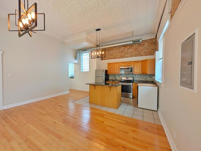 Building Photo - 2048 W Evergreen Ave