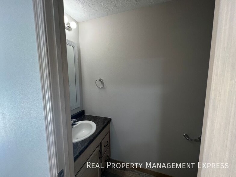 Building Photo - 3-Bedroom, 1.5 Bath Townhome