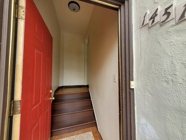 Building Photo - Charming 1 Bedroom/1 Bath Apartment for Rent
