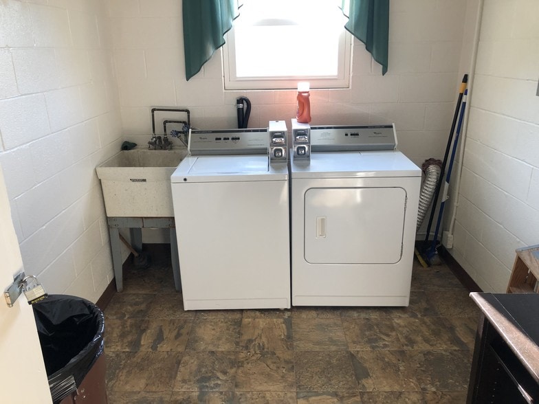 Laundry room facilities - 3194 Curry St