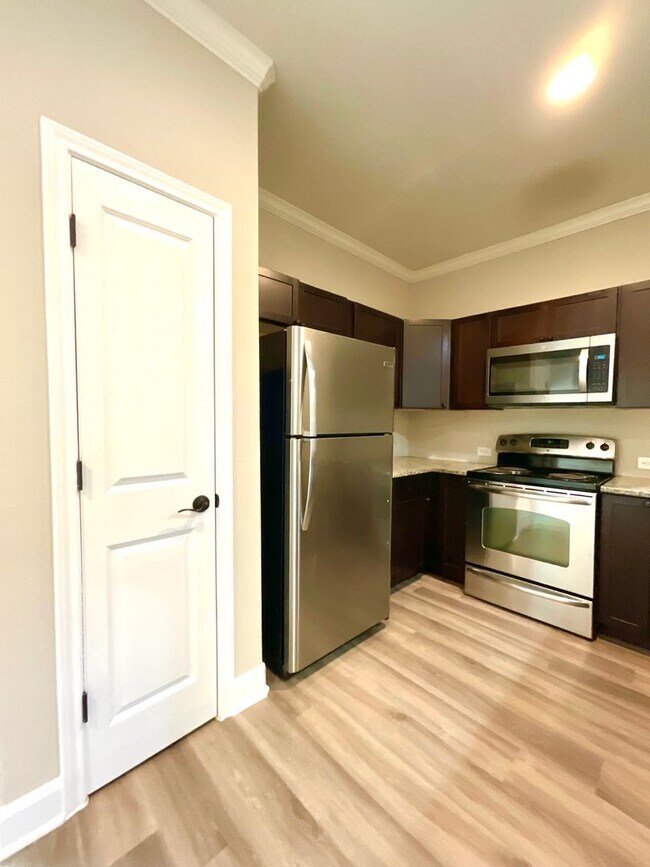 Building Photo - **APPLICATION RECEIVED** Three Bedroom Townhome in Prime Location! Close to New IKEA, I-35, Forum...