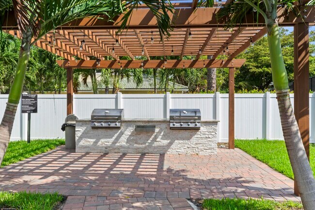 Building Photo - 711 Forest Club Dr