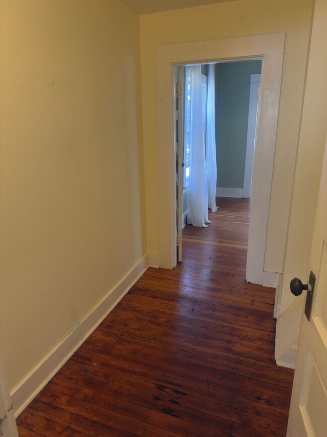 Building Photo - Bright and Spacious