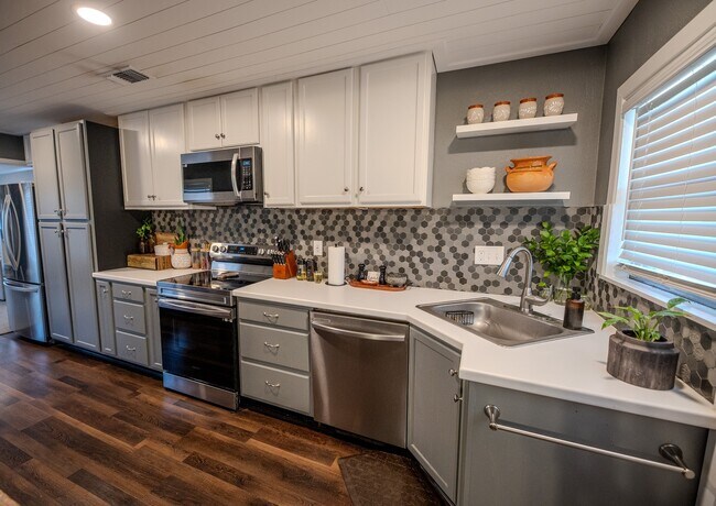 Building Photo - 505 Cypress Dr