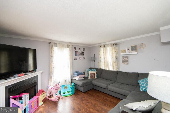 Building Photo - 113 Maple Ave