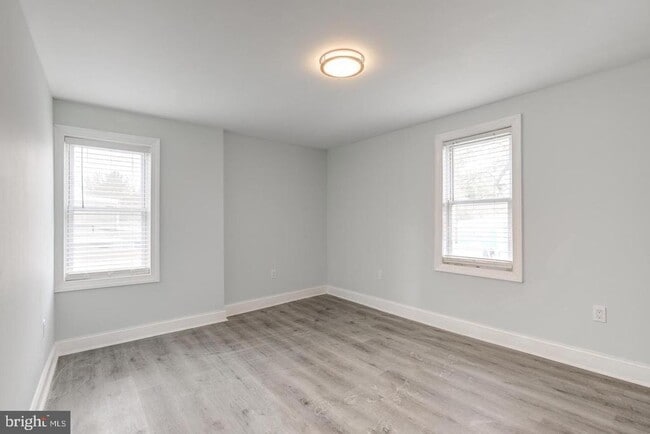 Building Photo - 608 E 9th St