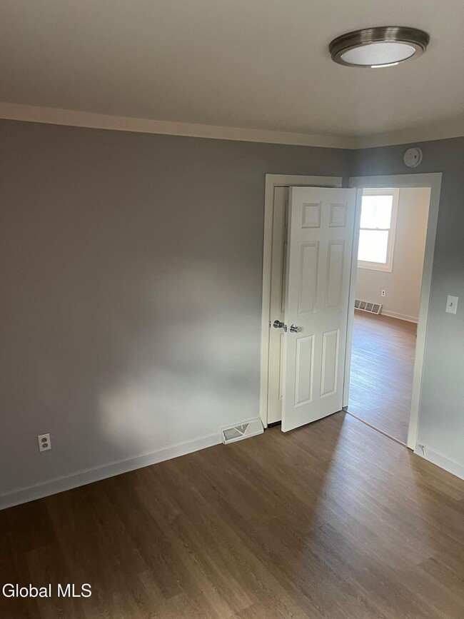 Building Photo - 9 Edward St