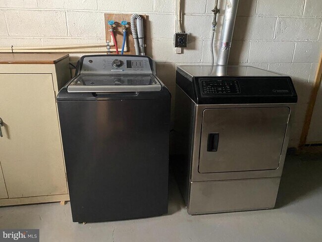 Building Photo - 404 New Rd