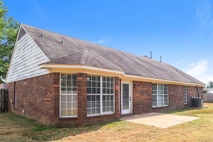 Building Photo - 8161 Loden Cove