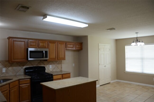 Building Photo - 2507 Pembroke Springs